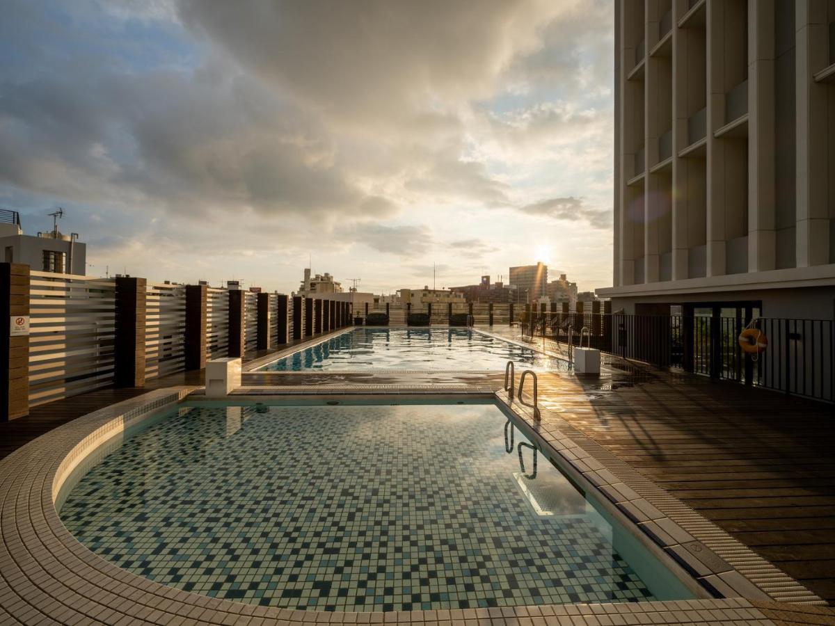 Hyatt Regency Naha, Okinawa Otel Dış mekan fotoğraf The swimming pool at the rooftop of the hotel